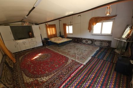 کلبه با باغی دلباز کنار آبشار گیسو - نراق دلیجان