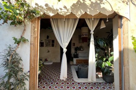 بوم گردی نزدیک ساحل در هرمز - اتاق عشق