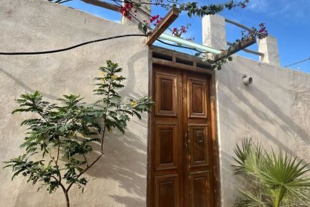بوم گردی نزدیک ساحل در هرمز - اتاق عشق
