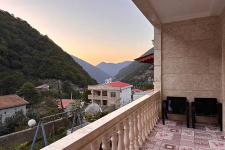 سوئیت رو به کوه و جنگل در چمستان - همکف