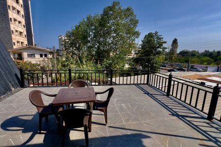 کلبه سوئیسی با استخر و جکوزی در خط ۸