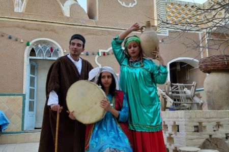 بومگردی در دستجرد اصفهان - اتاق مرداد