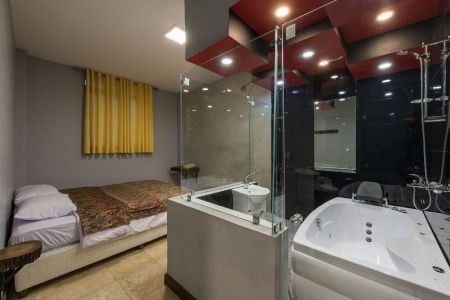 هاستل در اصفهان - اتاق جکوزی دار