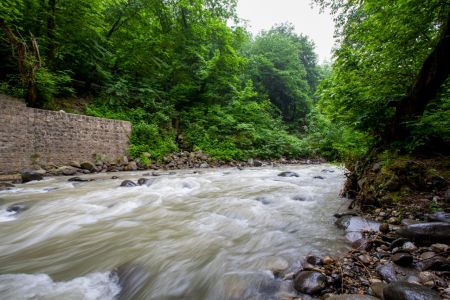 ویلا نزدیک رودخانه در جاده اسالم - خرجگیل