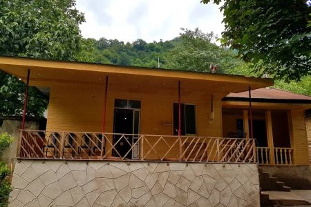 کلبه نزدیک به رودخانه در شالما